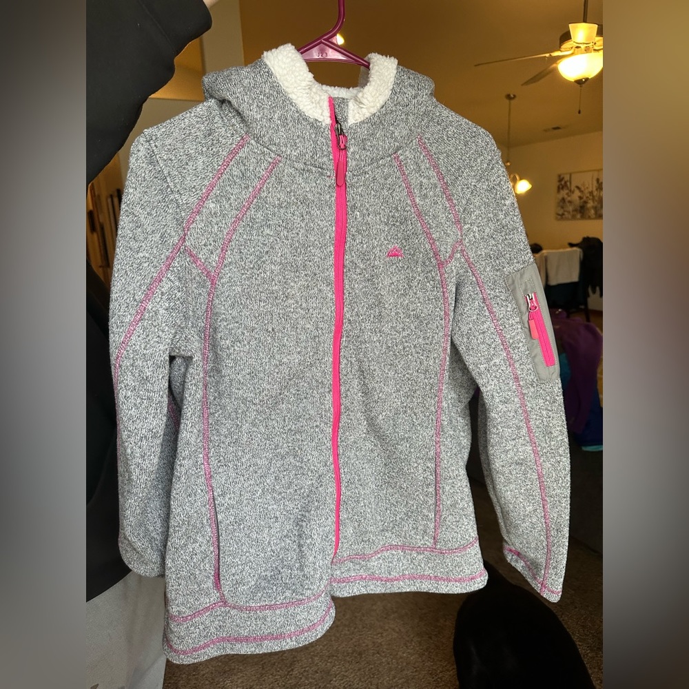 Please review the photos. Let me know if you have any questions. Thank you!